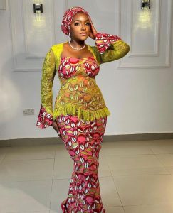 Latest Aso Ebi Styles For the Weekend Events 14