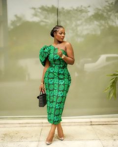 Latest Aso Ebi Styles For the Weekend Events 7