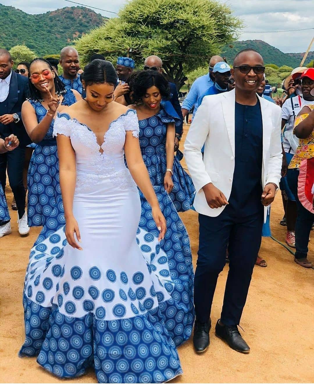 https://shweshwe1.com/wp-content/uploads/2020/03/AFRICAN-WEDDING-DRESSES-2-1.jpg