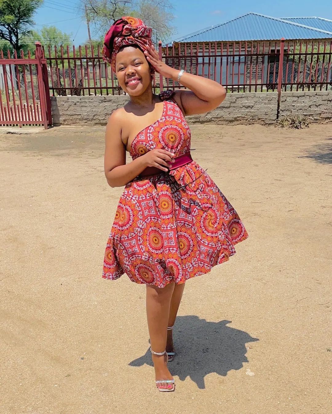 Gorgeous Shweshwe Makoti Traditional Dresses  25